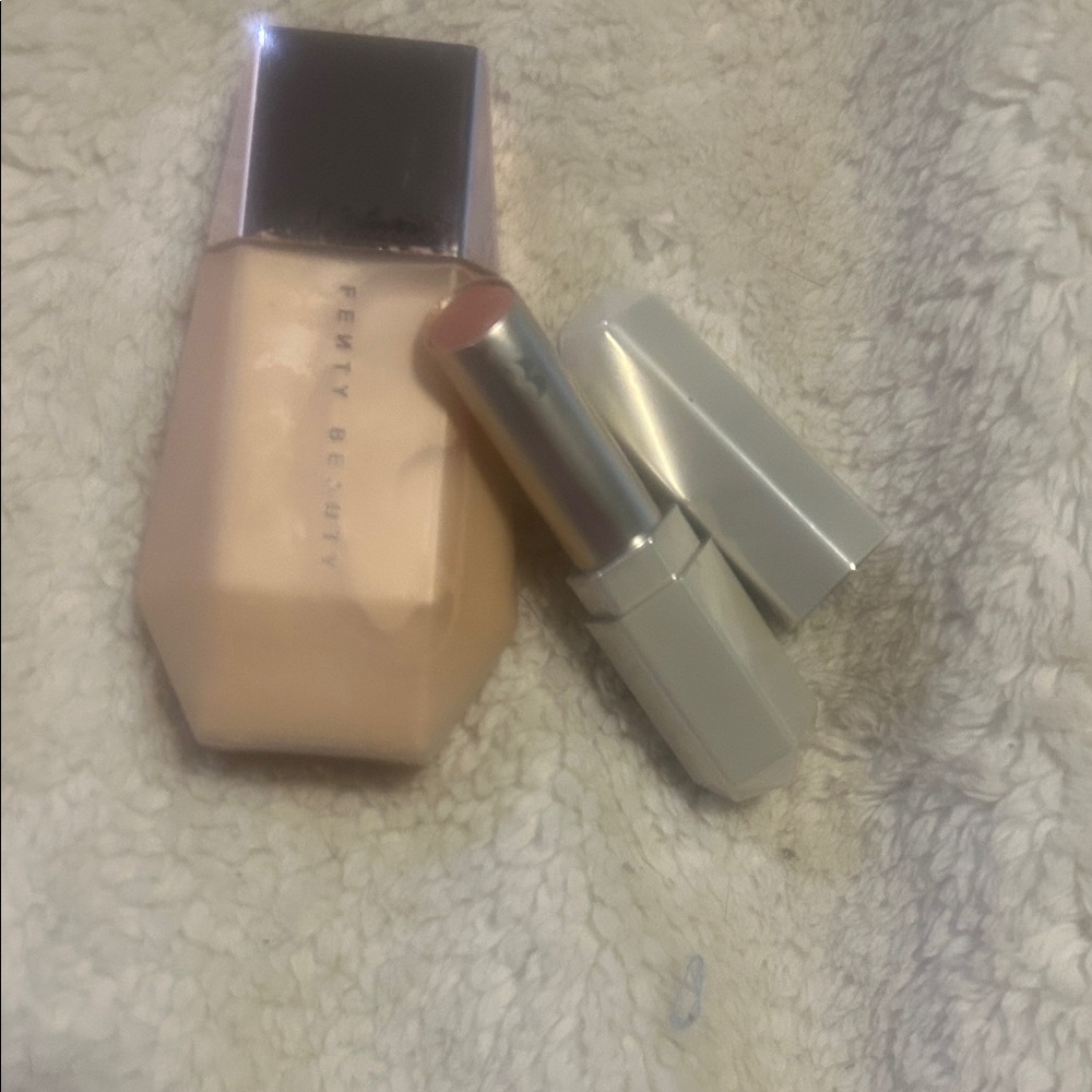 Fenty, beauty, highlighter glow and lipstick 379.


Used one time.